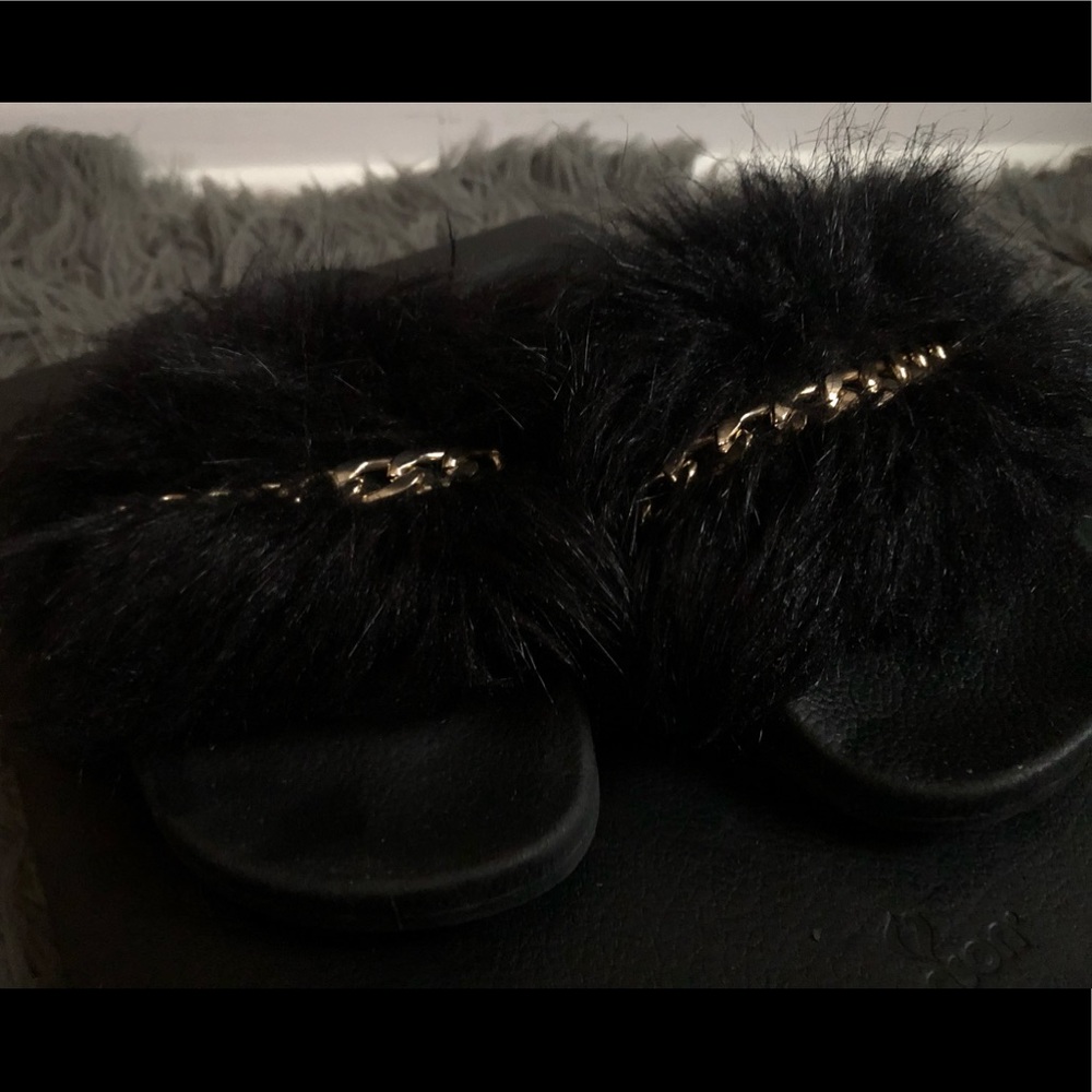 Black accessible fur slides!